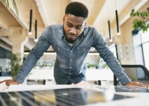 Placas solares ou energia solar por assinatura? Descubra o melhor para economizar